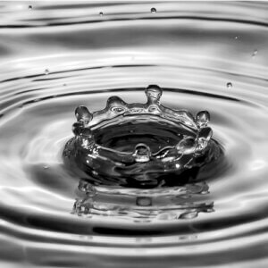 splash in water causes a ripple effect